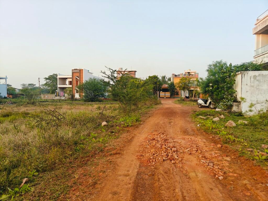 Affordable diverted residential plots for sale in Rudri Road, Dhamtari. Plot sizes from 1100 to 1300 sq.ft, located in a developed residential area, ideal for home construction or investment.